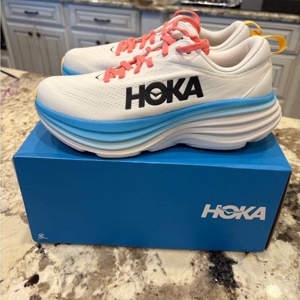 NEW!! Women Hoka Bondi Size 8